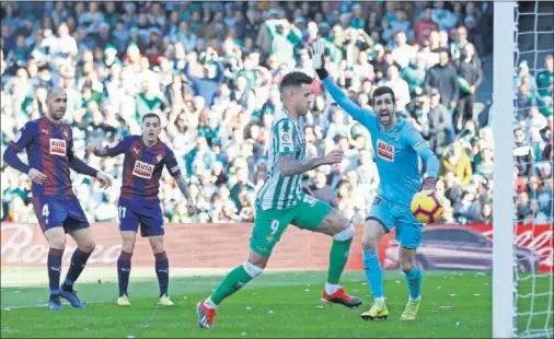  ??  ?? VUELVE A MARCAR. Tonny Sanabria anota el tanto del Betis. El paraguayo no había logrado marcar todavía en Liga esta temporada.