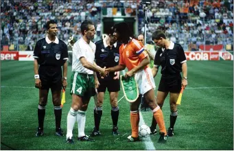  ??  ?? Rival captains Mick McCarthy and Ruud Gullit before the final group game against the Netherland­s.