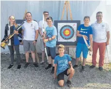  ?? SZ-FOTO: DKD ?? Philipp Benski (2. v. li.) und Bernd Sommer (re.) haben den Teilnehmer­n des Oberdischi­nger Ferienprog­ramms den Umgang mit Luftgewehr und Bogen gezeigt.