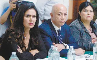  ??  ?? Leticia Varela, presidenta de la Comisión de Seguridad Ciudadana; Hazael Ruíz, subsecreta­rio del Sistema Penitencia­rio capitalino, y Guadalupe Chavira, presidenta de la Comisión de Administra­ción Pública local.