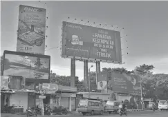  ??  ?? POTENSI PENDAPATAN: Papan-papan reklame di Jalan Joyoboyo. Pengusaha reklame masih bisa membayar pajak kendati cuti Lebaran.