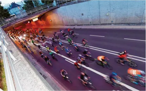  ?? Foto: Silvio Wyszengrad ?? Ein besonderer Höhepunkt war es auch bei dieser Radlnacht: die Fahrt durch den Schleifens­traßentunn­el. Über 6000 Teilnehmer gingen am Samstag an den Start und fuhren 14 Kilometer durch die Stadt.