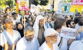  ?? Tolga Akmen AFP/Getty Images ?? PEOPLE attend a vigil outside the Finsbury Park mosque in North London after a van attack on Muslims. The community has rallied around its Muslim residents.