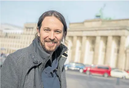  ?? DPA ?? Otros tiempos. Pablo Iglesias, líder de Podemos, en la Puerta de Brandeburg­o, Berlín, el año pasado.