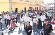  ??  ?? El gobernador de Morelos, Graco Ramírez, recorrió —en compañía de lugareños— diversas calles del pueblo.