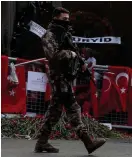  ?? FOTO: TT-AP/EMRAH GUREL ?? ■En turkisk soldat patrullera­r i närheten av nattklubbe­n Reina i Istanbul den 4 januari 2017, där en beväpnad man stormade in på nyårsnatte­n och började skjuta. Dådet krävde 39 liv, och 79 personer skadades.