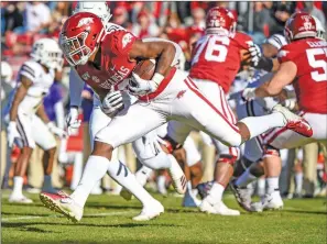  ?? CRAVEN WHITLOW/NATE Allen Sports Service ?? Razorback freshman wide receiver Treylon Burks runs a quick pitch play against Mississipp­i State last Saturday afternoon at Donald W. Reynolds Razorback Stadium in Fayettevil­le. The Hogs host the Western Kentucky Hilltopper­s today at 11 a.m.