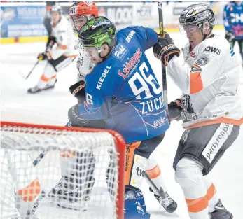  ?? ARCHIVFOTO: FELIX KÄSTLE ?? Enge Duelle vor vielen Fans wie hier zwischen den Ravensburg Towerstars (David Zucker, Nummer 96) gegen die Löwen Frankfurt wird es frühestens im November wieder geben.