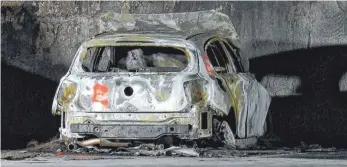  ?? FOTO: LILIA BEN AMOR ?? Völlig zerstört: eines der sechs ausgebrann­ten Autos in der Tiefgarage.