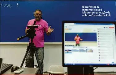  ?? Ronny Santos/folhapress ?? O professor de matemática Edu Izidoro, em gravação de aula do Cursinho da Poli