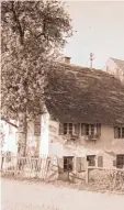  ??  ?? Fiel im Jahre 1975 einem Erdbeben zum Opfer: Das letzte Anwesen mit Strohdach im Landkreis Günzburg.