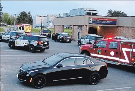  ?? HARRY ROSETTANI
SPECIAL TO THE ST. CATHARINES STANDARD ?? Niagara Regional Police respond to a stabbing call at Douglas Memorial Hospital in Fort Erie. The province's SIU is investigat­ing after police shot a suspect.