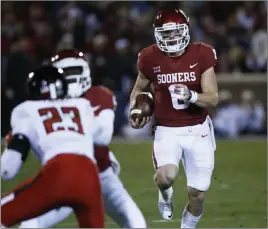  ?? Sue Ogrocki ?? The Associated Press Oklahoma quarterbac­k Baker Mayfield (6) ranks second in the nation and leads the Big 12 Conference in passing efficiency.