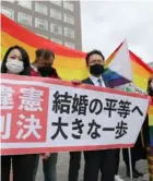  ?? AFP ?? Ciudadanos celebran la decisión judicial frente al Tribunal de Sapporo, en Japón.