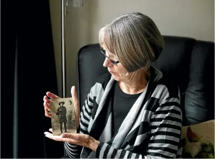  ?? PHOTOS: CHRISTEL YARDLEY/STUFF ?? Marilyn Young says her grandfathe­r, George Parsons, rarely spoke about his five years serving in World War I.