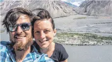  ?? FOTOS: BERND SCHMIDT ?? Selfie vor Afghanista­n: Nur der Fluss trennt Bernd und Claudia Schmidt von dem kriegsgepl­agten Land.