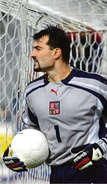  ?? Foto: Dan Materna, MAFRA ?? Jednička Jako reprezenta­ční jednička odchytal Pavel Srniček Euro 2000, kde ale národní tým nepostoupi­l ze skupiny. Ve sbírce má stříbro z Anglie 1996, jenže to byl dvojkou za Petrem Koubou.