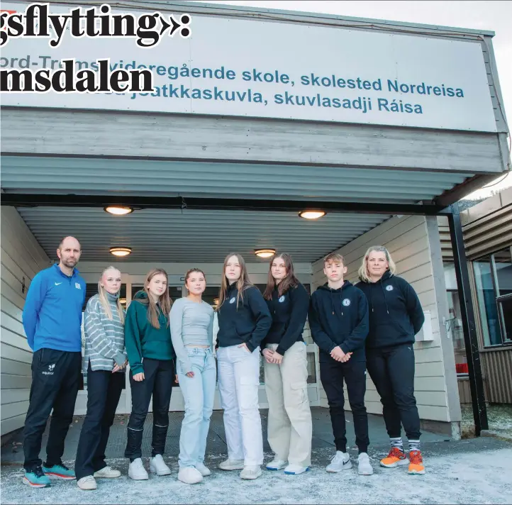  ?? FOTO: CHRISTER A. HENRIKSEN ?? Laerer Knut Olav Rønsen, Aslaug Marie Henriksen (17) fra Nordreisa, Michelle Johannesse­n (15) fra Bakkeby, Emilie Stabell (16) fra Skjervøy, Emma Thomassen (18) fra Nordreisa, Marita Gustavsen (18) fra Nordreisa, Noah Hansen (16) fra Kåfjord, og laerer Ingrid Bråstad Nilssen er alle klare til å ta opp kampen for å beholde idrettsfag ved Nord-Troms videregåen­de skole.