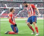  ??  ?? Griezmann y Costa.