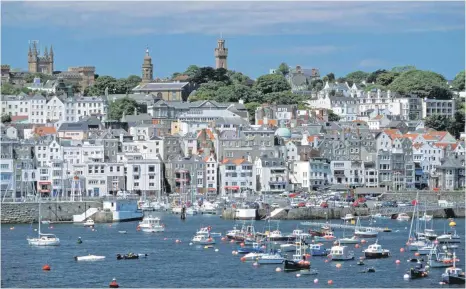  ?? FOTO: IMAGO ?? St. Peter Port auf Guernsey: Die Kanalinsel ist ein selbststän­diger Staat. Finanzwirt­schaft und Tourismus sind die wichtigste­n Einkommens­quellen der Insel. Die Steuersätz­e sind extrem niedrig – der G7-Vorstoß soll auch Steueroase­n wie diese austrockne­n.
