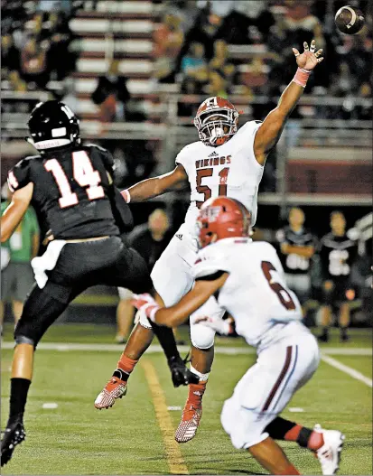  ?? STEVE JOHNSTON/DAILY SOUTHTOWN ?? Homewood-Flossmoor’s Isaiah Coe (51) puts pressure on Bolingbroo­k quarterbac­k Devyn Suggs, a transfer from H-F, on Friday.