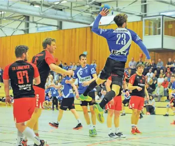  ?? FOTO: THEO TITZ ?? Geistenbec­ks Manuel Bremges (Nummer 23) erzielte im Oberliga-Derby gegen Lobberich drei Tore. Für sein Team reichte es nicht zum Sieg, die Gäste aus dem Grenzland stehen daher weiter mit einem Punkt mehr an der Spitze.