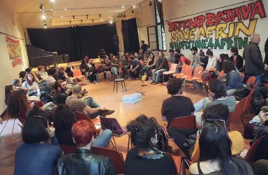  ??  ?? Open day L’assemblea di giovedì pomeriggio a Làbas a cui hanno partecipat­o anche diverse mamme delle scuole che «convivono» con il centro sociale di vicolo Bolognetti