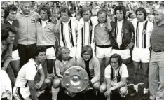  ?? Foto: dpa ?? Meister 1975, Borussia Mönchengla­dbach: (Stehend v.l.) Heynckes, Trainerass­istent Drygalski, Bonhof, Wimmer, Jensen, Wittkamp, Schäffer, Danner, Trainer Weisweiler. (Vorn v.l.) Masseur Stock, Klinkhamme­r, Vogts, Kleff, Simonsen.