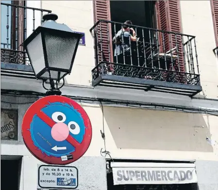  ??  ?? El confinamie­nto, como en esta calle de Madrid, se prolongará más tiempo que en zonas rurales