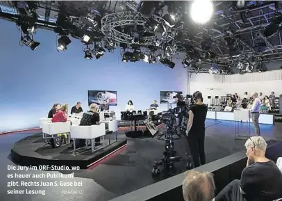  ?? PUCH/ORF (2) ?? Die Jury im ORF-Studio, wo es heuer auch Publikum gibt. Rechts Juan S. Guse bei seiner Lesung