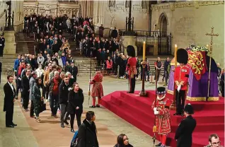  ?? ?? Farewell: The last of the mourners to file past the Queen’s coffin on Monday