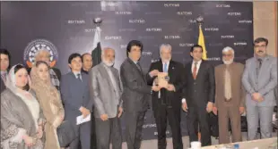  ?? ?? QUETTA
Vice Chancellor of BUITEMS Prof, Farooq Bazai presenting shield to Chairman of HEC Prof, Dr. Mukhtiar Ahmed at BUITEMS. -APP