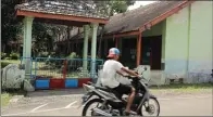  ?? BAGAS BIMANTARA/JAWA POS RADAR MADIUN ?? regrou- MERANA: Krisis guru membuat belasan sekolah harus digabung.