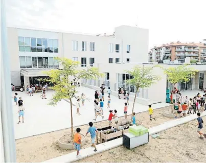  ?? ALBA MARINE ?? La primera hora del pati d’ahir al nou centre per a infantil i primària de l’Arrabassad­a