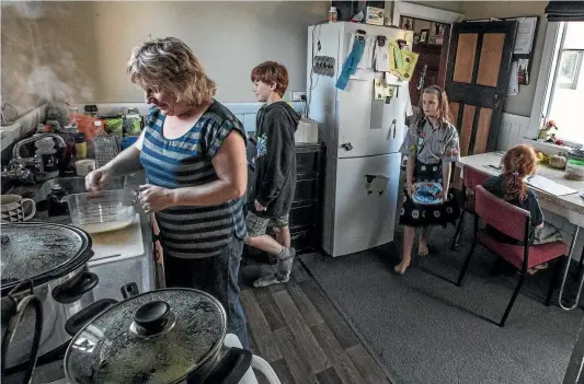  ?? PHOTO: IAIN McGREGOR/FAIRFAX NZ ?? Single-parent Pip Giles-Hosken, son Soth Hosken, 11, and 7-year-old twins Lydia and Shantelle Hosken.