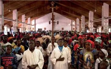  ??  ?? Photo ci-dessus : Des chrétiens centrafric­ains célèbrent l’Assomption dans l’église de Tokoyo, à Bangassou, dans le Sud-Est du pays, le 15 août 2017, dans une zone où, quelques mois plus tôt, des centaines d’hommes appartenan­t aux milices anti-balaka, réputées proches du christiani­sme évangéliqu­e, ont attaqué des musulmans, les forçant à fuir leur quartier. Depuis 2013, la Centrafriq­ue est en proie à des conflits internes complexes, entremêlan­t des clivages politiques (entre opposants et partisans de l’ancien président François Bozizé) et économique­s (entre groupes armés luttant pour le contrôle des diamants, de l’or et de l’uranium), que vient exacerber une opposition confession­nelle largement instrument­alisée. (© Alexis Huguet/AFP)