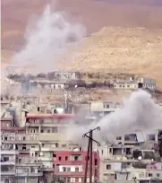  ?? AP ?? Il bombardame­nto.
Le immagini diffuse da un media siriano d’opposizion­e mostrano l’attacco delle forze di Assad nella regione di Wadi Barada, strategica per l’approvvigi­onamento idrico e i collegamen­ti con Beirut