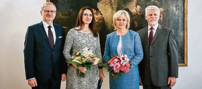  ?? FOTO KANCELÁŘ PREZIDENTA REPUBLIKY ?? Téměř jako ze žurnálu. Premiér Petr Fiala (vlevo) s chotí Janou společně s prezidents­kým párem Petrem a Evou Pavlovými při novoročním obědě.