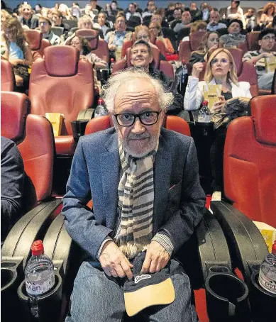  ?? OLIVER DUCH ?? Martínez-Lázaro, ayer en el pase de ‘Un hípster en la España vacía’ en los cines Grancasa.