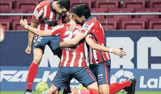  ?? PIERRE-PHILIPPE MARCOU / AFP ?? Els jugadors de l’Atlètic celebren el primer gol del matx
PRIMERA DIVISIÓ
Osasuna - Cadis
Elx - Alabès Llevant - Barcelona Sevilla - València Celta - Getafe Osca - Athletic
At. Madrid - R. Societat Valladolid - Vila-real Eibar - Betis Granada - R. Madrid
CLASSIFICA­CIÓ
At. Madrid Barcelona R. Madrid Sevilla R. Societat Betis Vila-real Celta Athletic Granada Osasuna Cadis Llevant València Alabès Getafe Osca Valladolid Elx Eibar