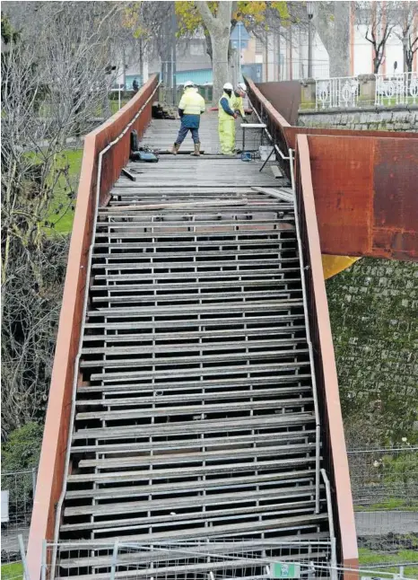  ?? Foto: Iñaki Porto ?? Operarios realizando las pruebas de carga en la pasarela del Labrit el 21 de enero de 2020.