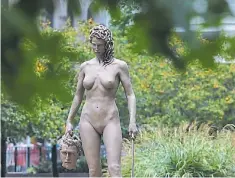  ??  ?? Una Medusa feminista, obra de un artista argentino, en Nueva York.