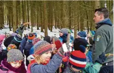  ?? Foto: Christoph Traub ?? „Yo, wir schaffen das“, riefen die Kinder und machten sich an die Arbeit. Rechts Re vierförste­r Martin Spies.