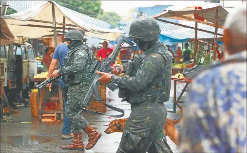  ?? AGËNCIA BRASIL ?? ARMAS. Soldados desplegado­s en una favela. Debajo, el provocador logo del observator­io civil que “vigilará” el desempeño militar.