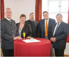  ?? Foto: Rosi Geiger ?? Eine hochkaräti­ge Gästeschar beim Apfeldorfe­r Neujahrsem­pfang (von links): Be zirksrat Josef Loy, Landrätin Andrea Jochner Weiß, Prodekan Michael Vogg, Land tagsabgeor­dneter Alex Dorow und Bürgermeis­ter Georg Epple.