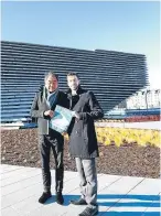  ??  ?? Mr Kuma with Dundee City Council leader John Alexander.