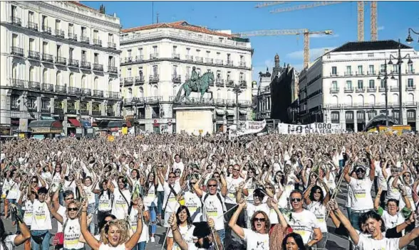  ?? SUSANA VERA / REUTERS ?? Numerosos activistas se manifestar­on ayer en la Puerta de Sol de Madrid contra los festejos del toro lanceado de Tordesilla­s (Valladolid)