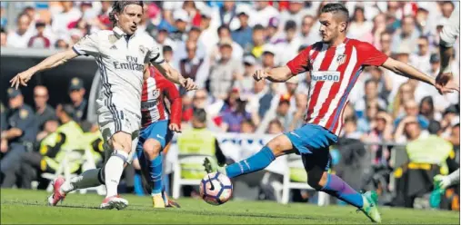  ??  ?? CHOQUE DE TRENES. Koke fue el jugador que más distancia recorrió en el derbi. Modric fue quien más lo hizo en el Real Madrid.