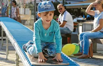  ??  ?? Bei dem traumhafte­n Wetter gab es auch draußen viel Programm. Hier vergnügt sich der vierjährig­e Luca auf der Rollrutsch­e des Deutschen Kinderschu­tzbundes am Marienplat­z.