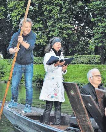  ?? FOTO: ANNETTE FRÜHAUF ?? Ungewohnte Bühne: Karin Hoffmann singt im Stocherkah­n Abendliede­r.